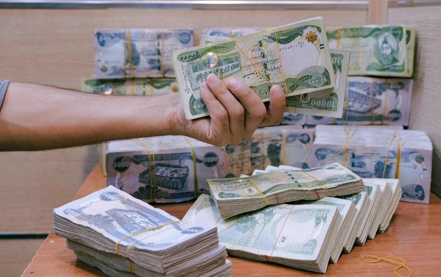 لە پێنج مانگدا پارەی سپاردەکراو لە بانکە حکومی و بازرگانییەکانی عێراق زیاتر لە نۆ تریلیۆن دینار کەمبووە