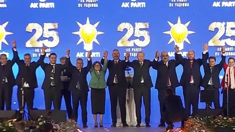 3 milletvekili ve 7 belediye başkanı AK Parti’ye katıldı: Rozetlerini Erdoğan taktı