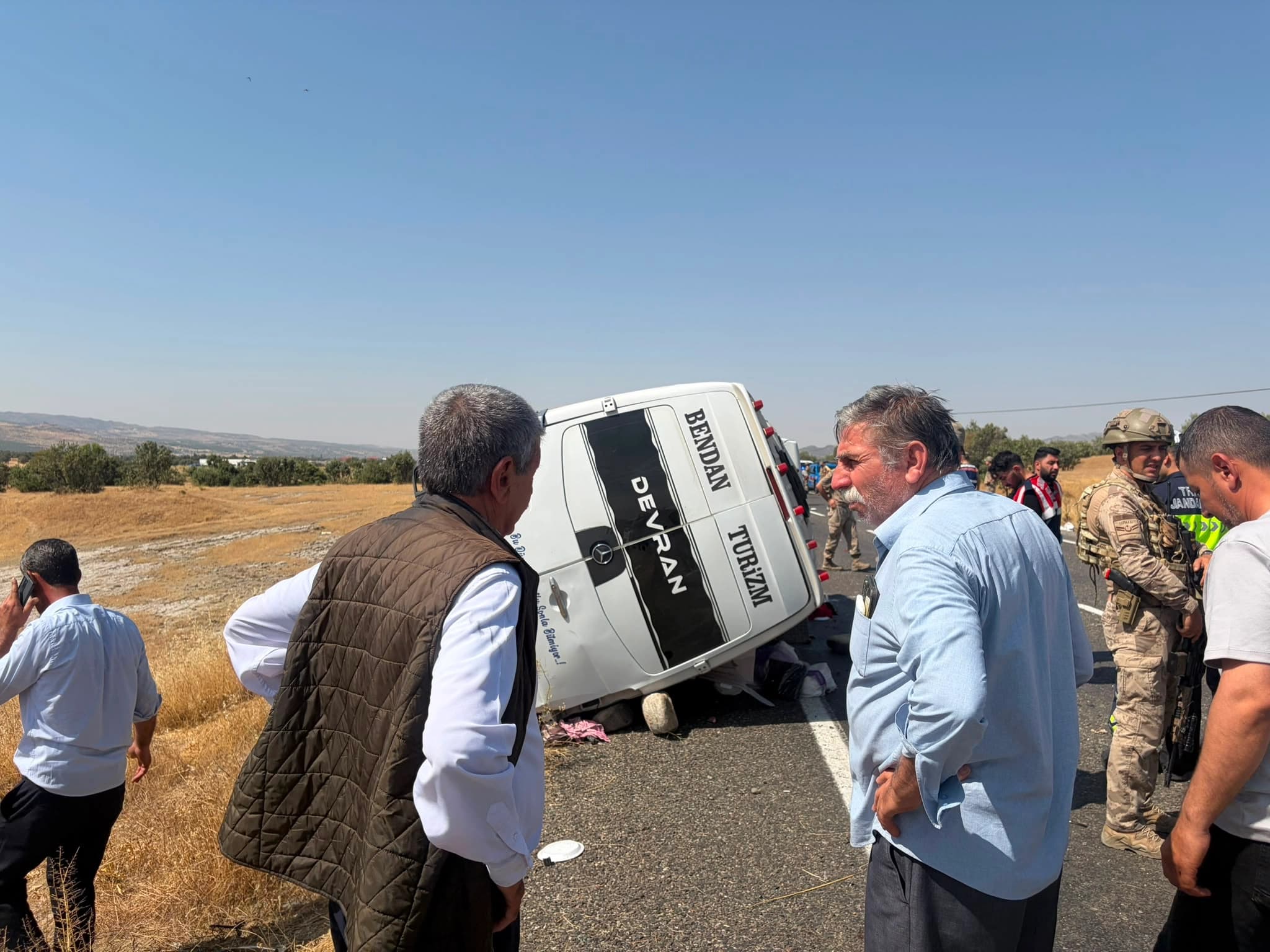Li Licê minibusek qulibî: 2 kes mirin, 12 kes birîndar bûn