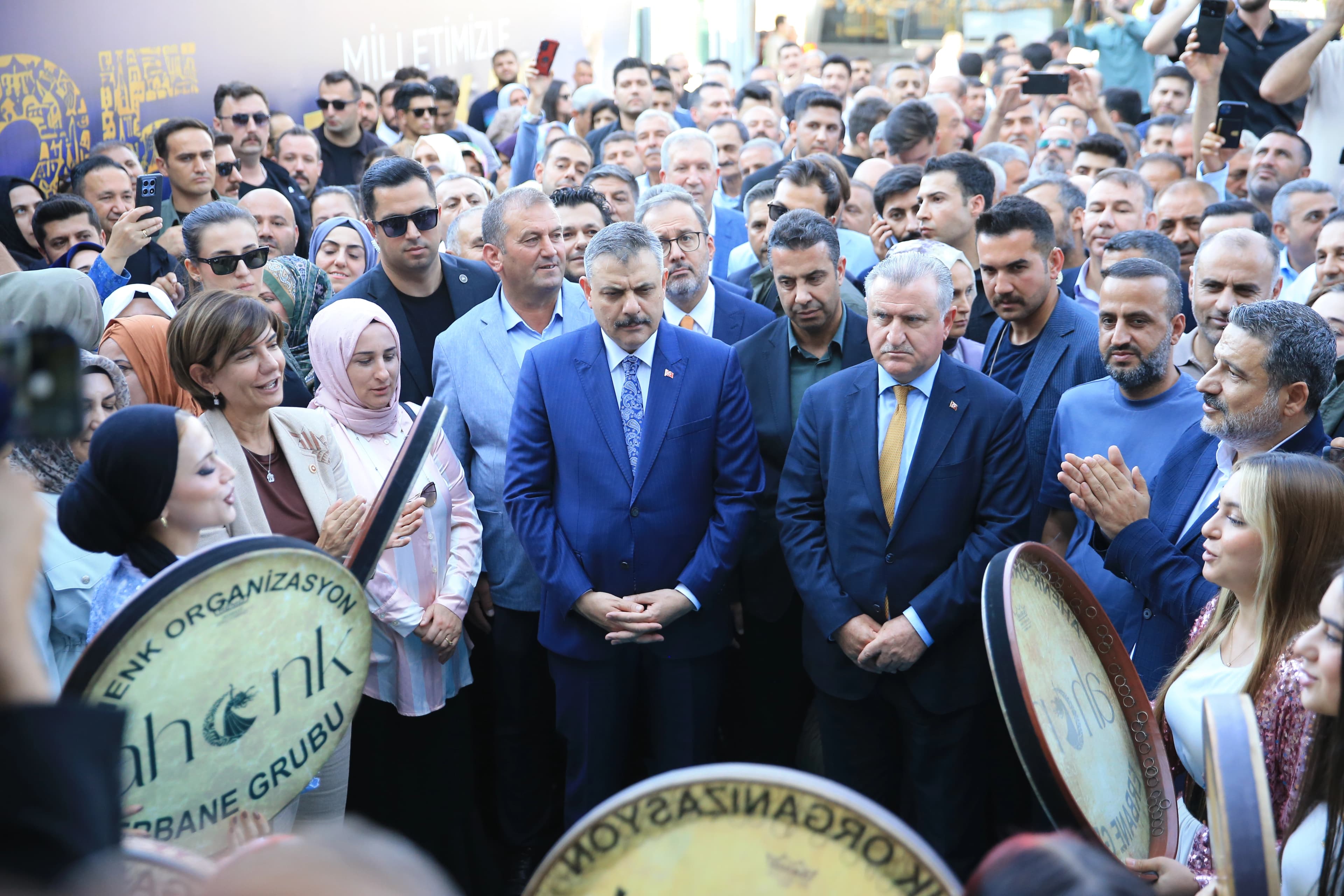 Türkiye içişleri ve spor bakanları Diyarbakır'da: '50 yıllık prangalardan kurtulacağız'