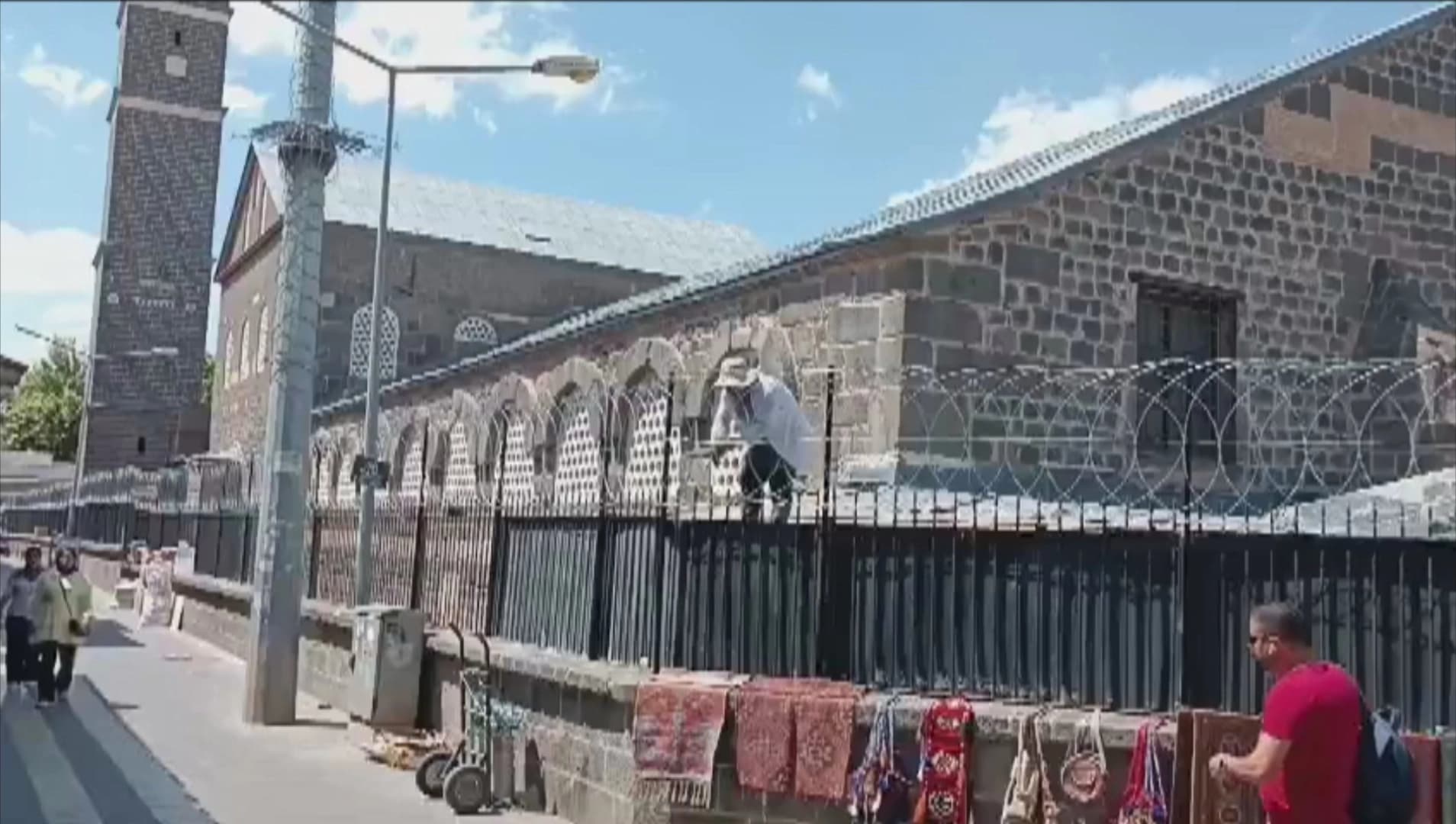 مزگەوتی گەورەی ئامەد تەلبەند دەکرێت