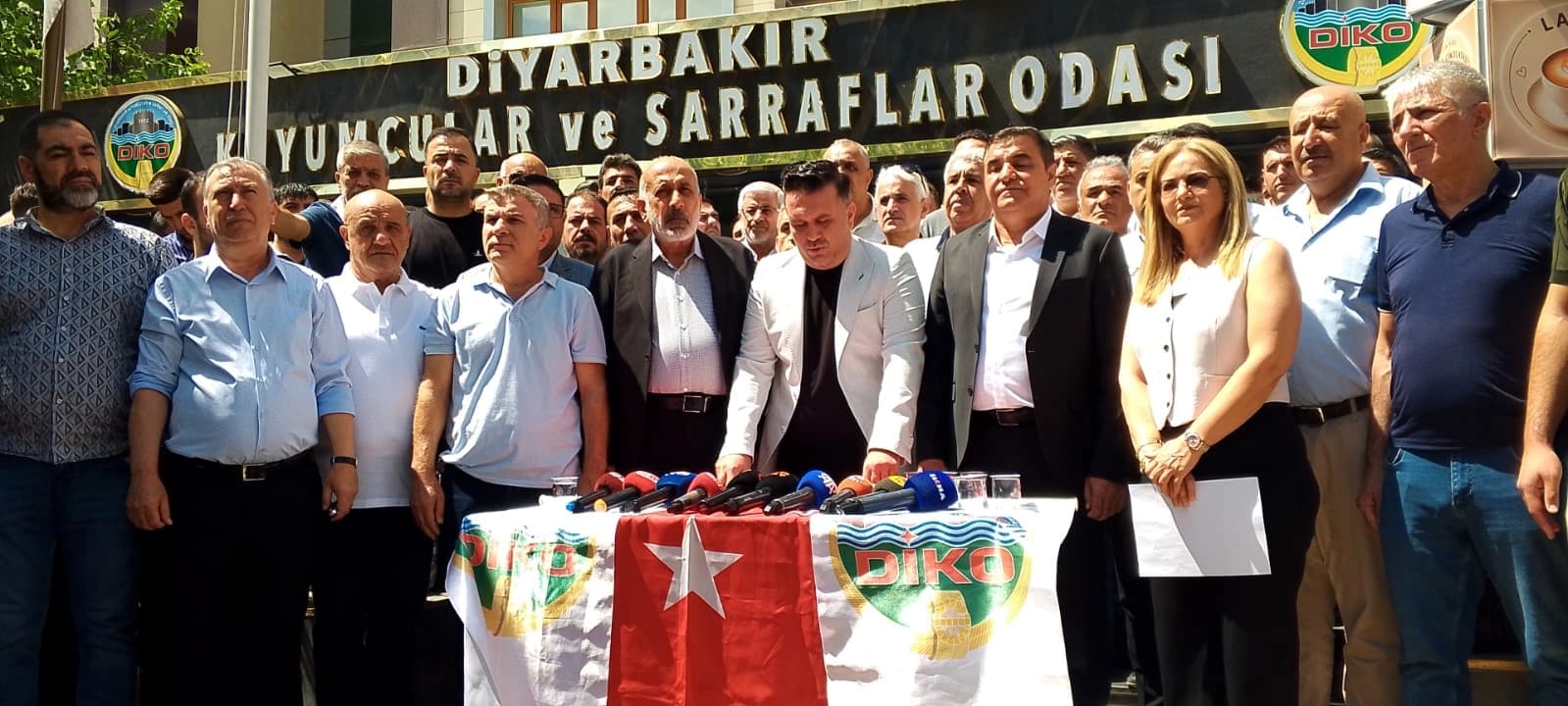 Diyarbakır’da kuyumcuya saldırı sonrası esnaf kepenk kapattı