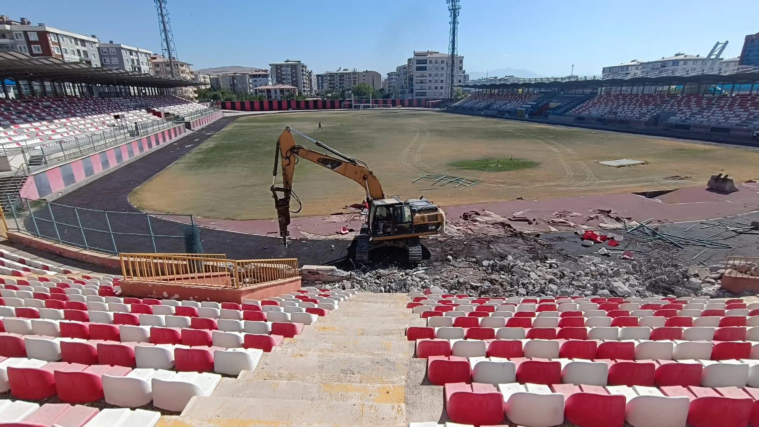 Van Stadyumu'nun yıkımına başlandı