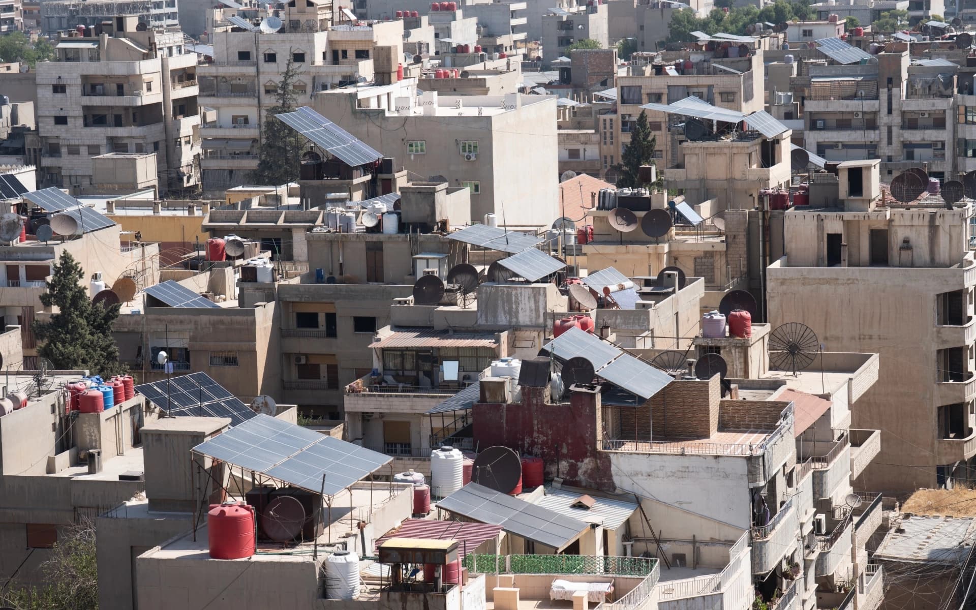 پانێڵی وزەی خۆر لەسەر باڵەخانەکانی قامشلۆ. وێنە: بڵند تاهیر - رووداو