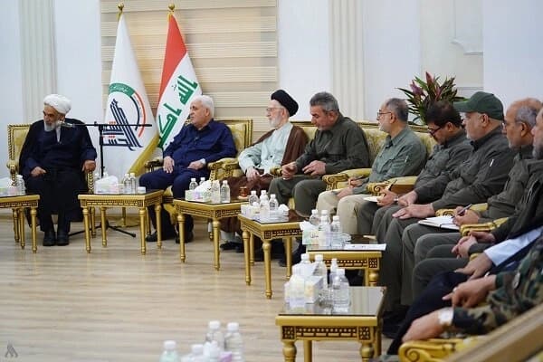Şandeya Xamineyî li Îraqê bi Serokê Heşdî Şebiyê re civiya