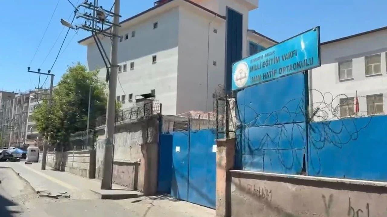 دانانی تەل لەسەر دیواری بەشێک لە قوتابخانەکانی ئامەد ناڕەزایی لێدەکەوێتەوە