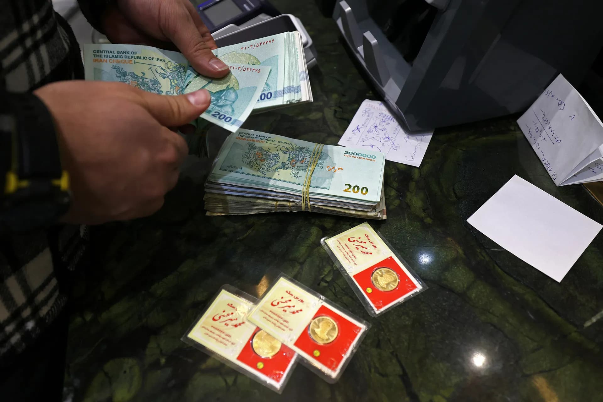 ئابووریی ئێران بەرگەی گوشارەکانی ترەمپ دەگرێت؟