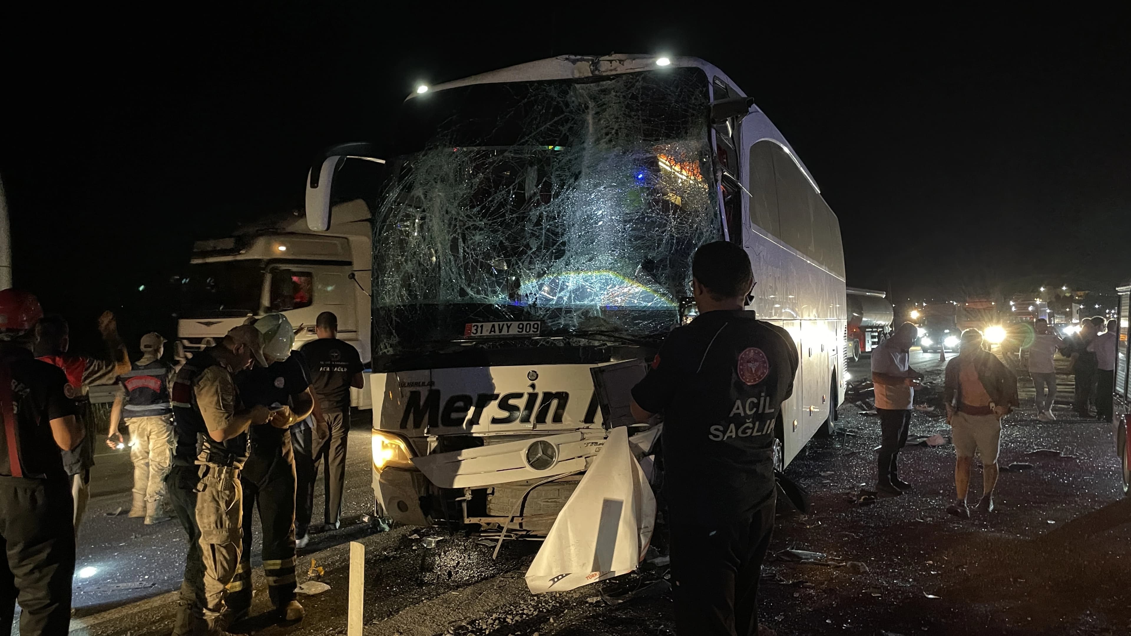 Li Rihayê du otobus li hev qelibîn, 13 kes birîndar bûn