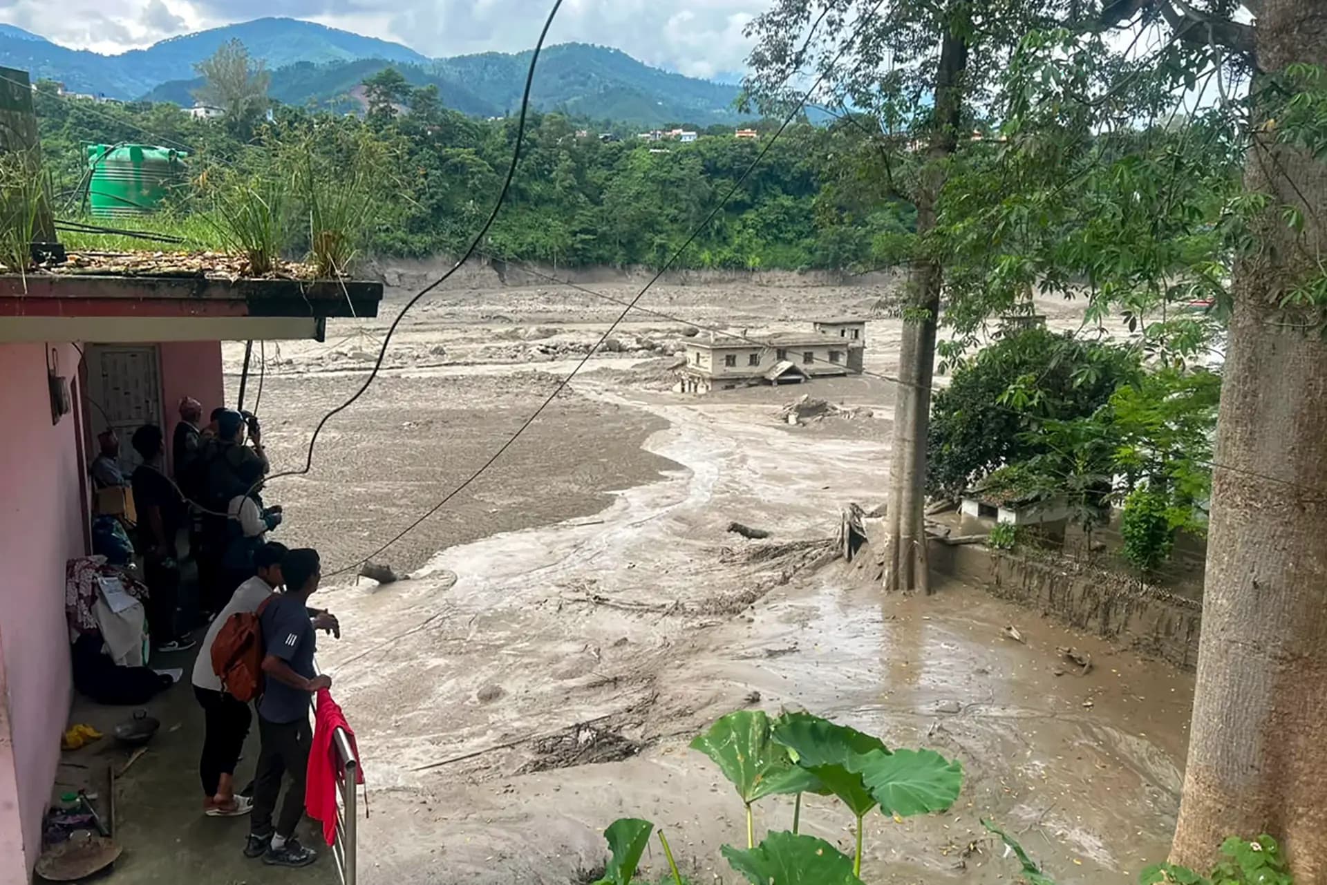 Li Nepalê bîlanço giran dibe, 162 kes mirin û bi sedan winda hene