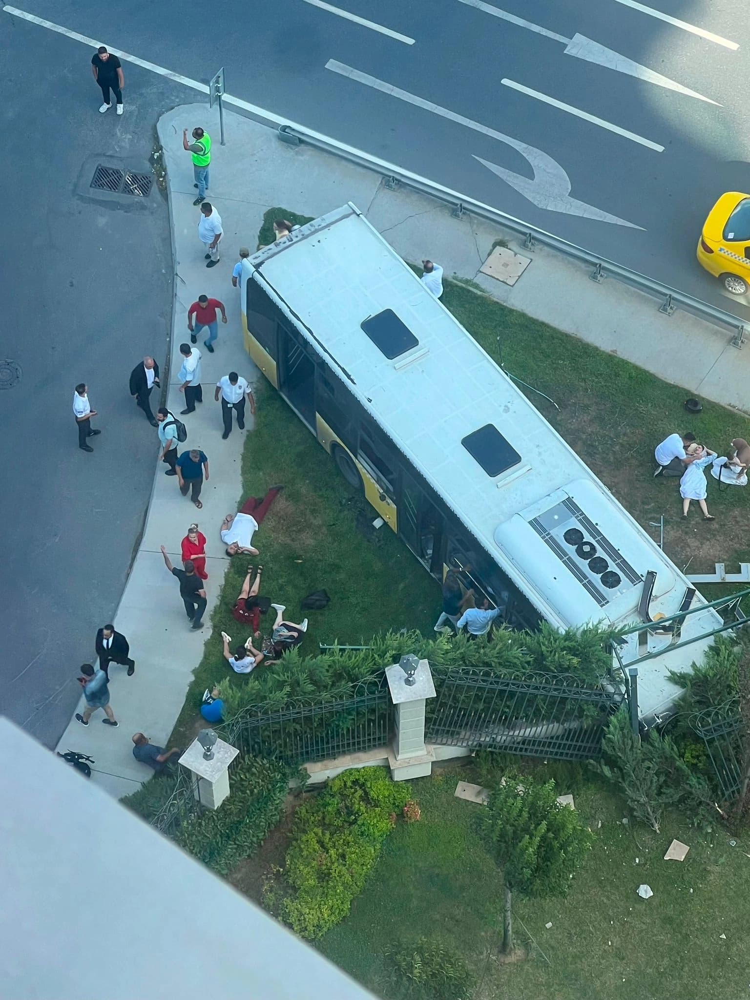 Zeytinburnu'nda İETT otobüsü duvara çarptı: Ölü ve yaralılar var