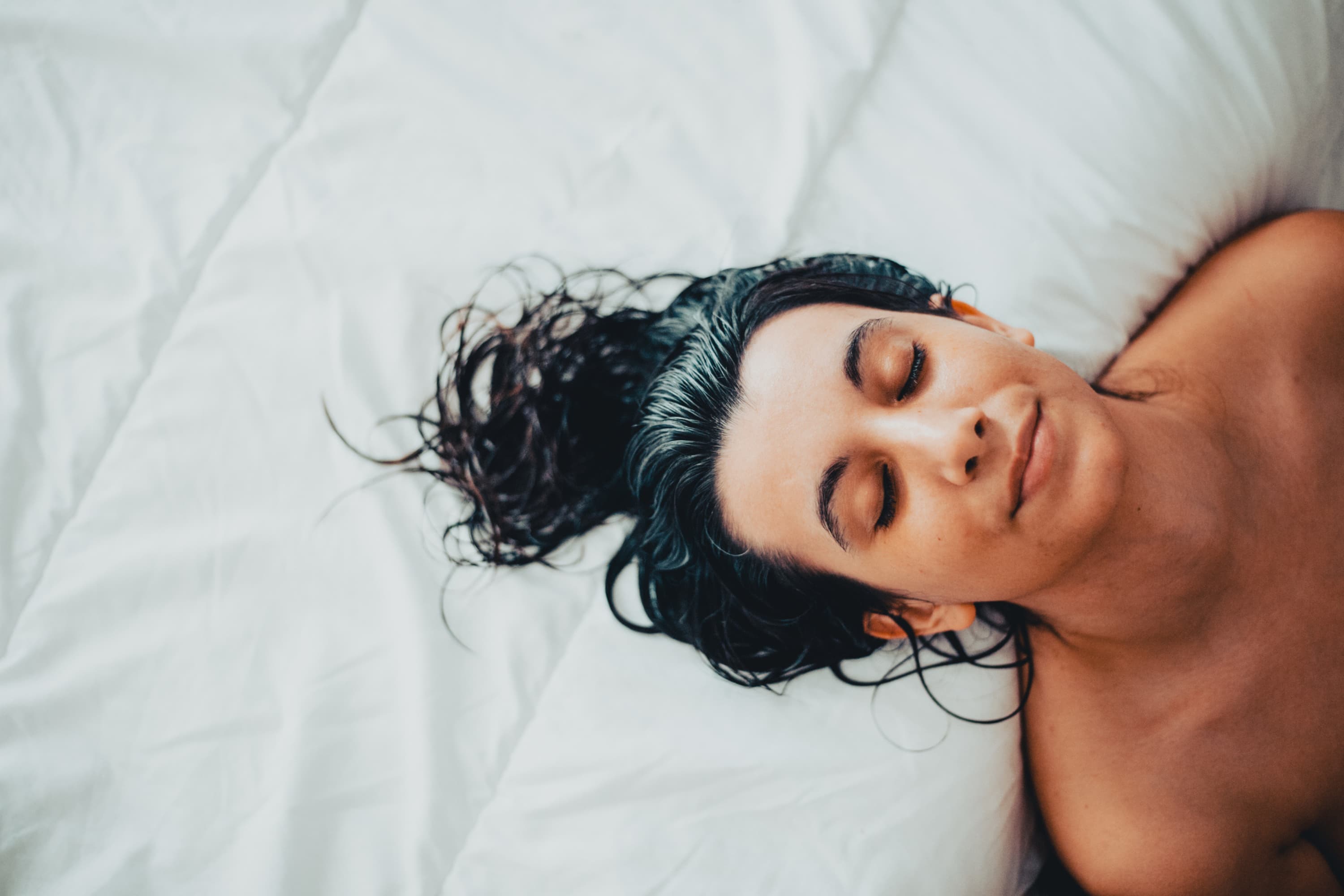 ئایا خەوتن بە قژی تەڕەوە خراپە؟