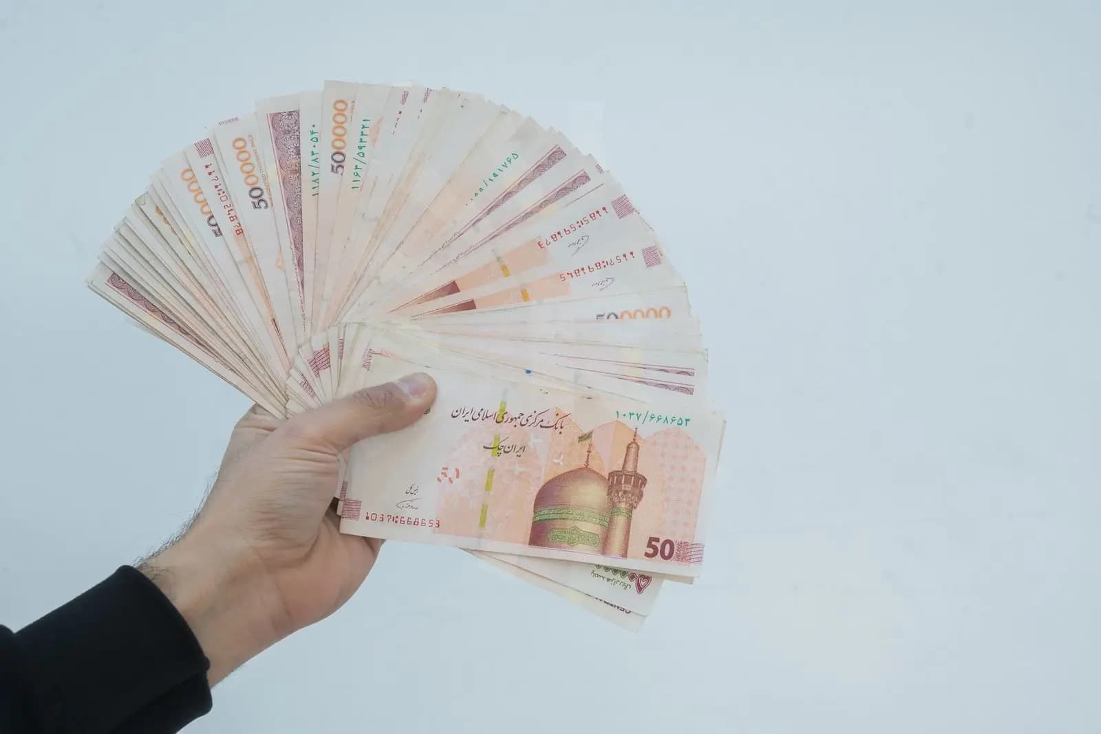یەک دۆلار بە زیاتر لە 207 هەزار تمەن مامەڵەی پێوەدەکرێت