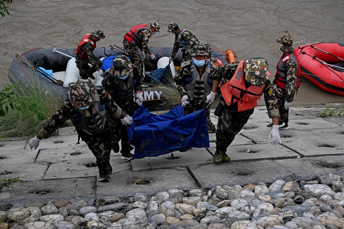 Nepal’de sel felaketinin ardından tünellerde mahsur kalan yüzlerce işçi için zamanla yarışılıyor