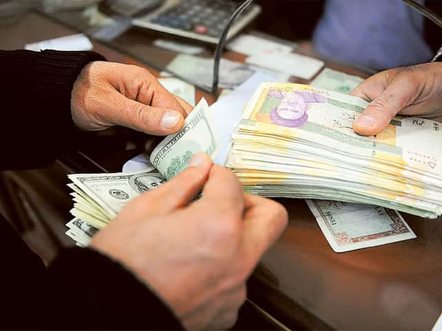 یەک دۆلار بە زیاتر لە 215 هەزار تمەن مامەڵەی پێوەدەکرێت