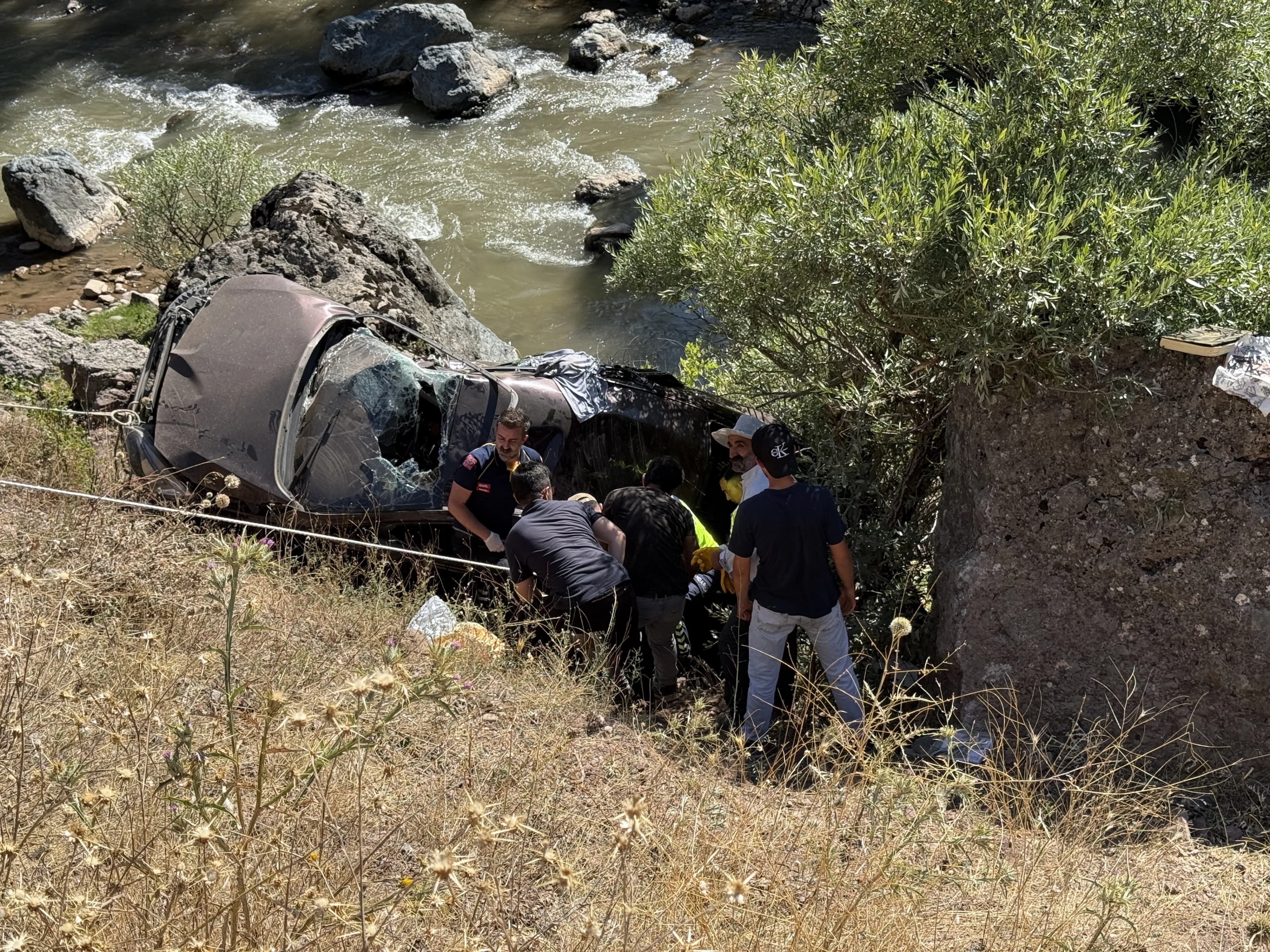 Li Çewlîgê otomobîlek ket newalekê: Miriyek û 4 birîndar hene