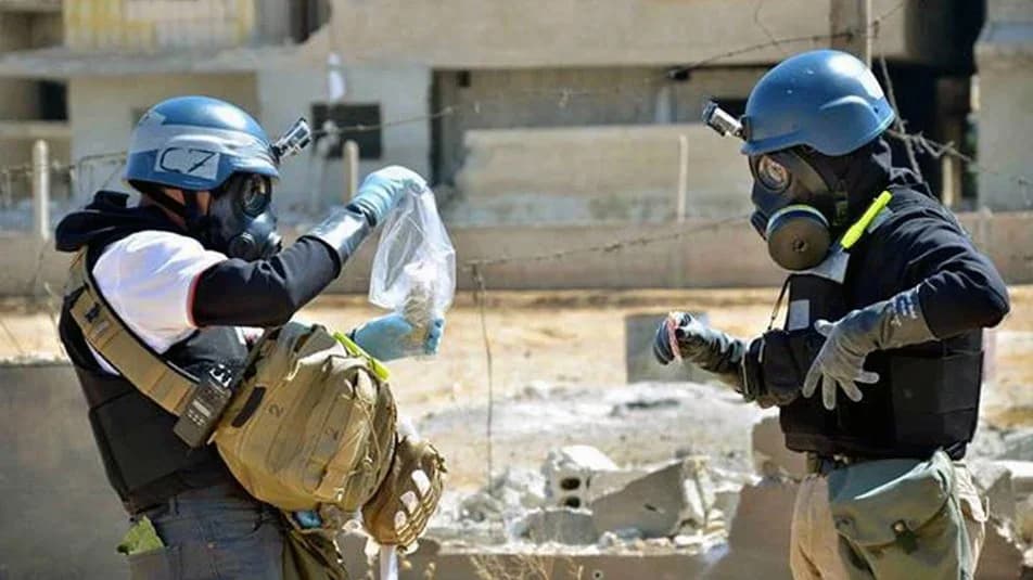 Members of a UN investigative team take samples near the site of an alleged chemical weapons attack in Syria, August 28, 2013. File photo: AP