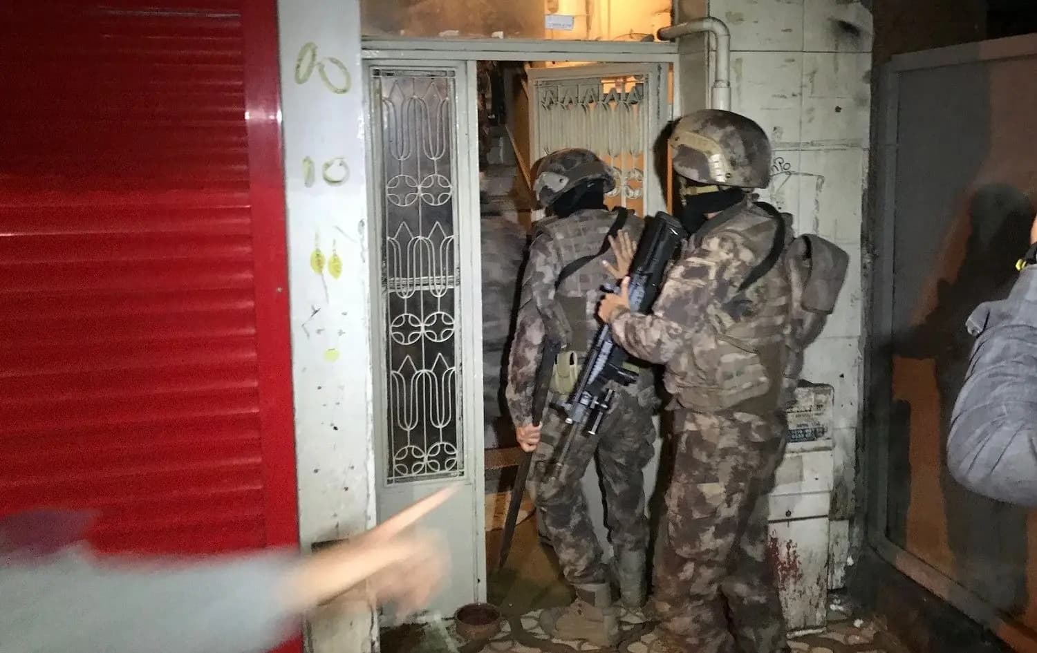 Li Stenbolê operasyon: 31 parêzer hatin desteserkirin