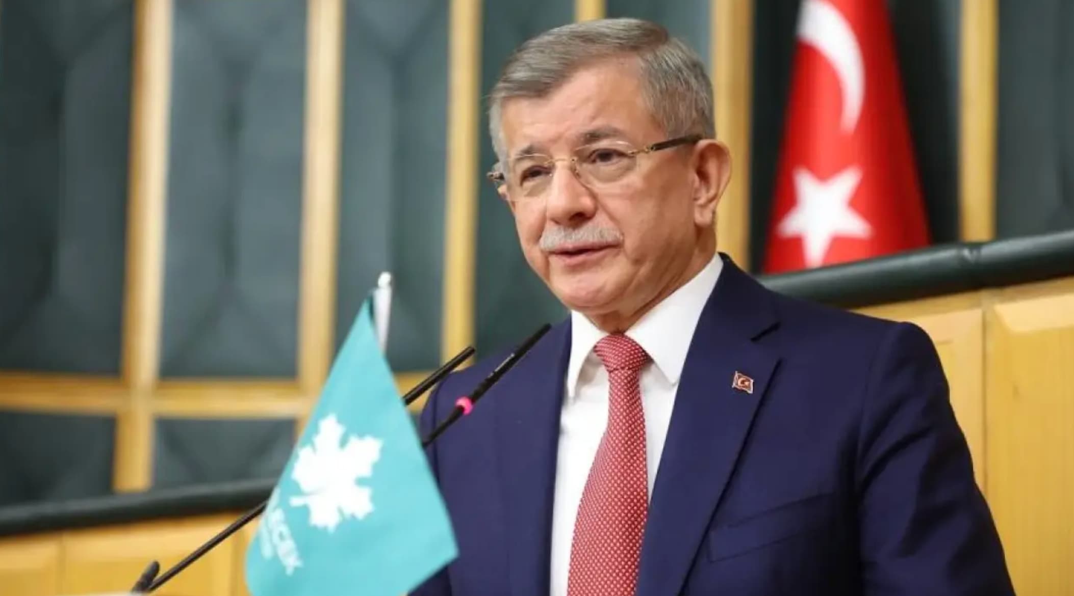 Ahmet Davutoğlu, 'cumhurbaşkanına hakaret' soruşturmasında ifade veriyor