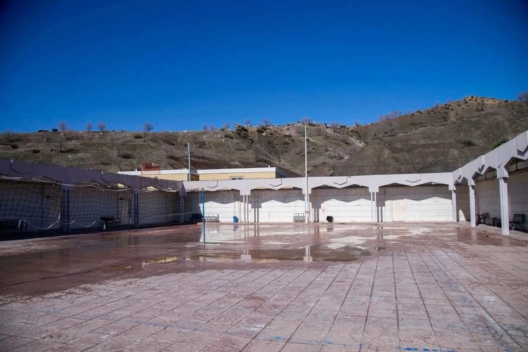 پەروەردەی شەقڵاوە: زەویی قوتابخانەی هیران ئاوی لێ هەڵدەقوڵێت و مەترسیی رۆچوونی هەیە