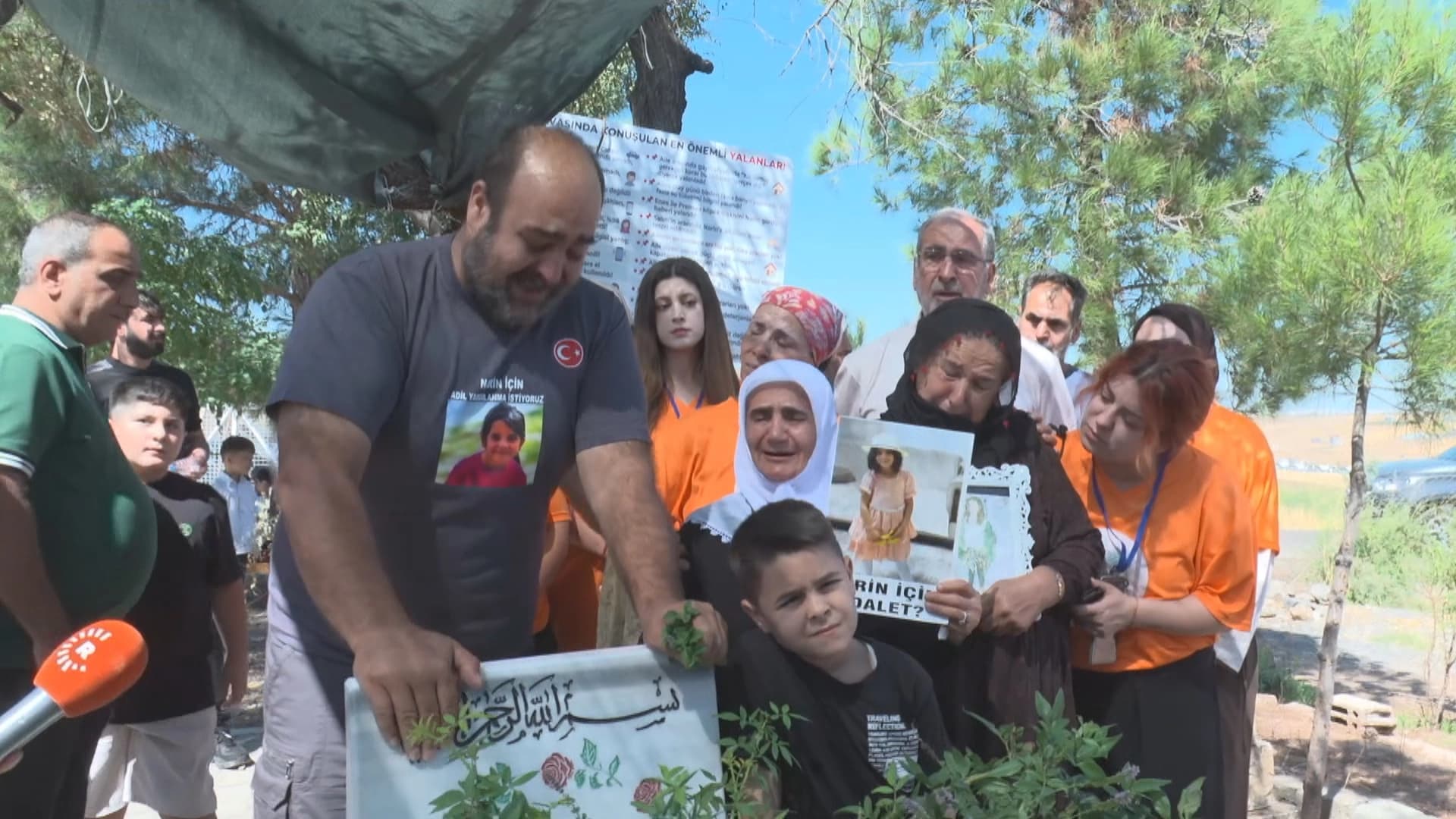 Bavê Narînê dest bi Meşa Edaletê kir: ‘Heqê keça min li erdê maye’