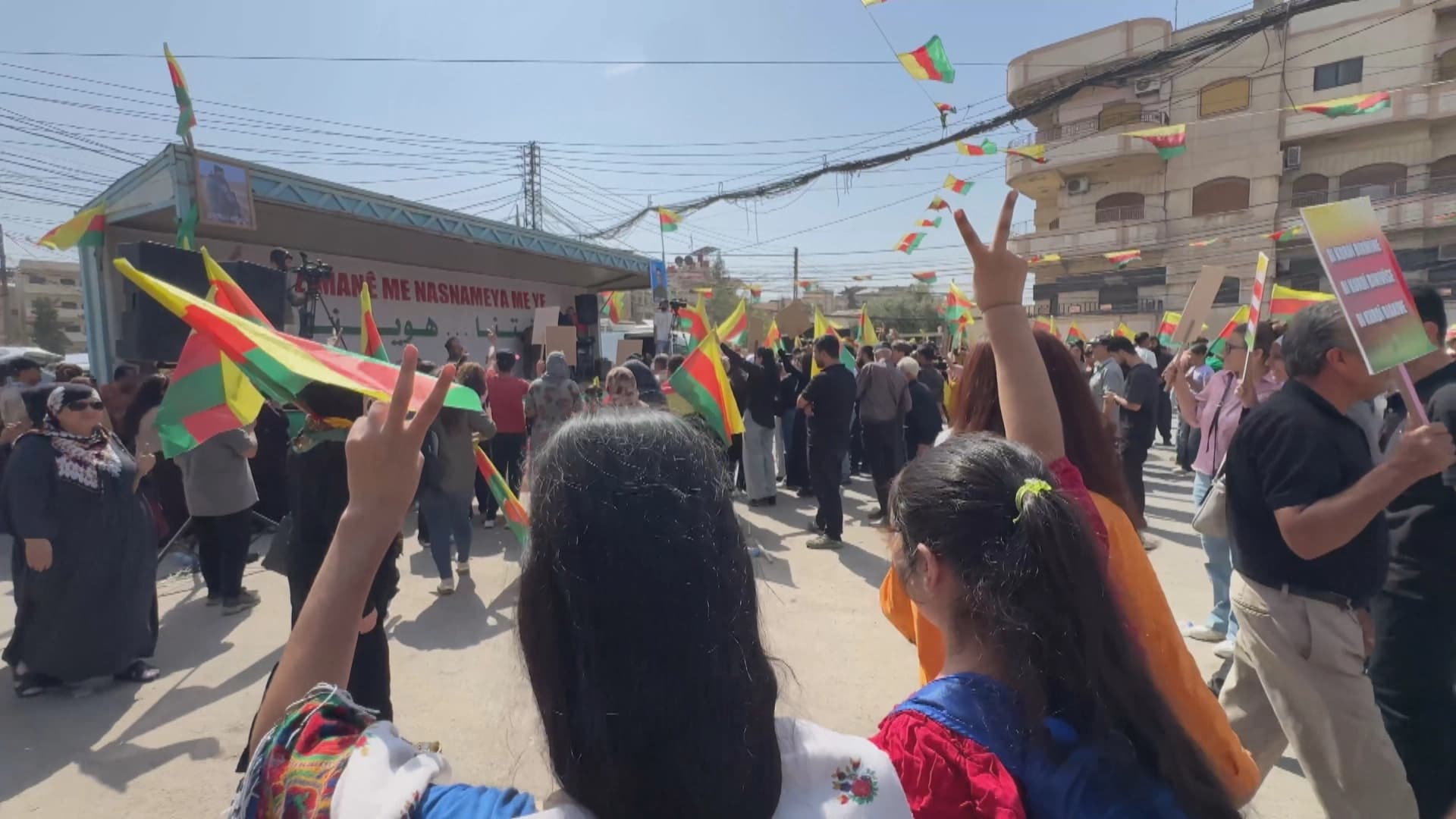 Rojavayê Kurdistanê ji bo Kurdî li ser pêyan e