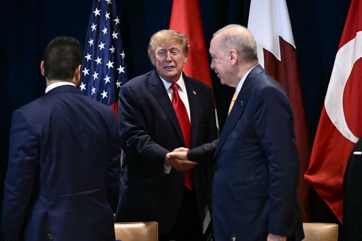 دۆناڵد ترەمپ، سەرۆکی ئەمریکا تەوقە لەگەڵ رەجەب تەیب ئەردۆغان، سەرۆککۆماری تورکیا دەکات لە کۆبوونەوەیەکی فرەلایەنی ئەنجوومەنی هاریکاریی کەنداو (GCC) لە پەراوێزی 81ـەمین دانیشتنی کۆمەڵەی گشتیی نەتەوە یەکگرتووەکان لە نیویۆرک، 22ـی ئەیلوولی 2026. (وێنە: برێندان سمیالۆڤسکی/ فرانس پرێس)