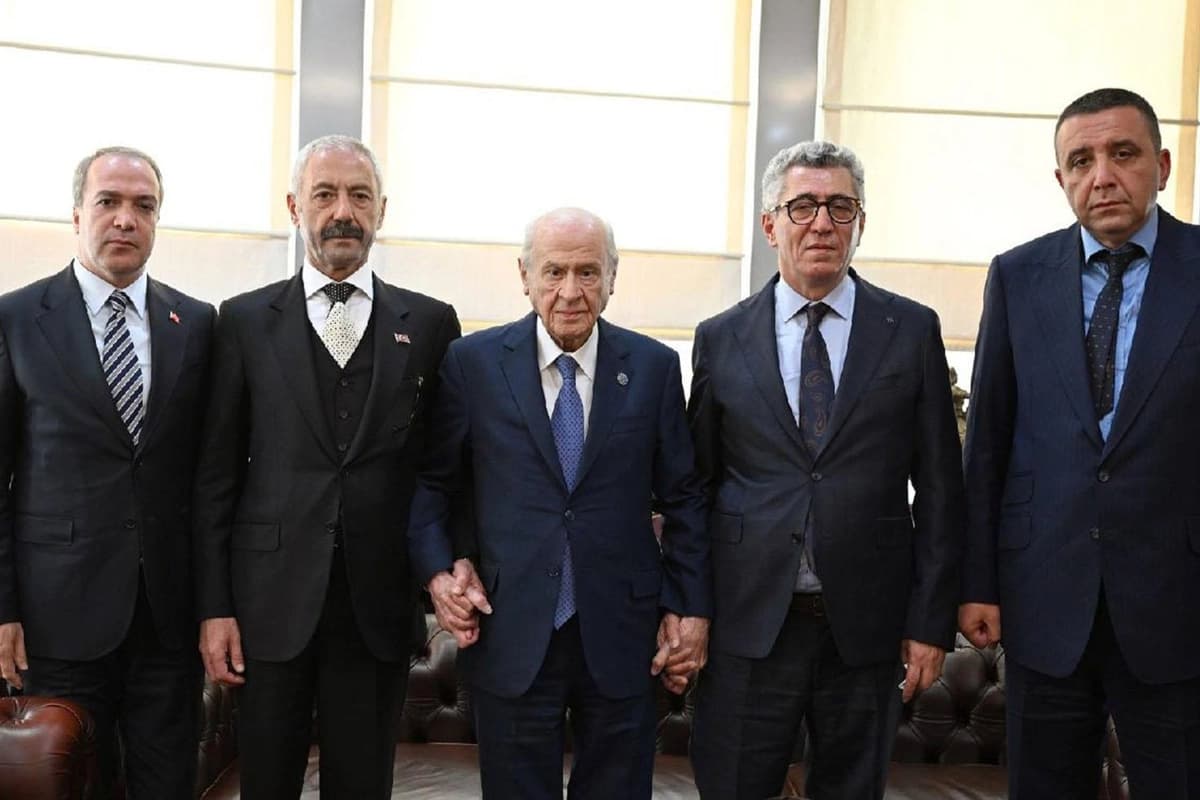 Bahçeli bir araya getirdi: Sarallar ve Şahinler, MHP Genel Merkezi'nde barıştı