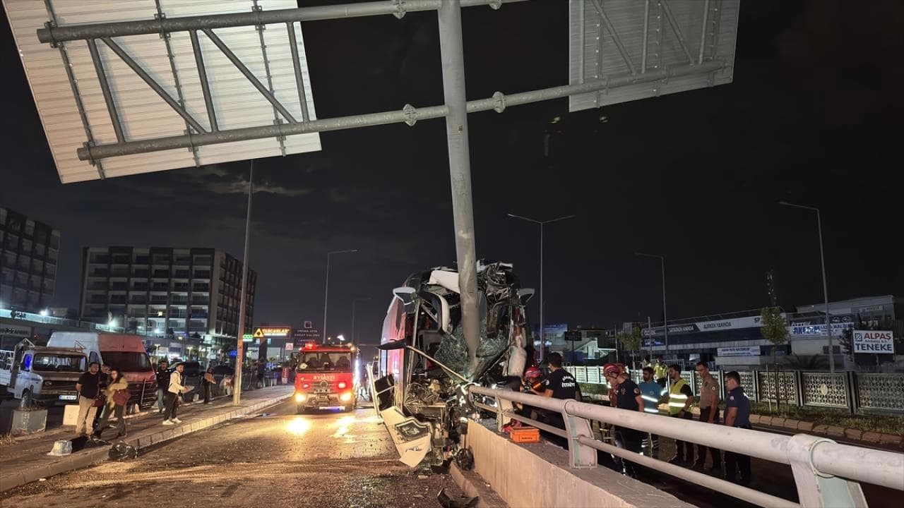 Yolcu otobüsü önce direğe ardından duvara çarptı: 11 yaralı