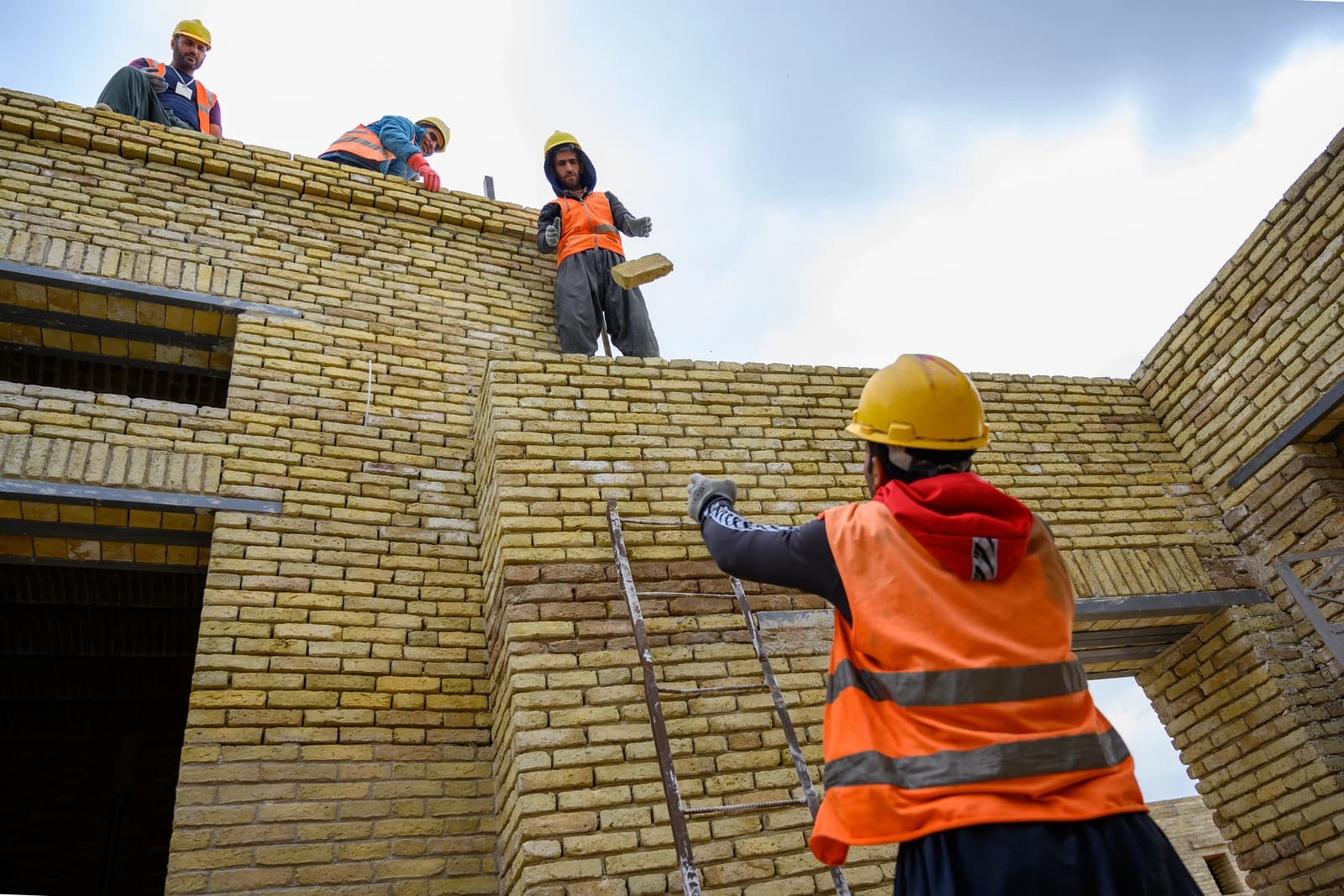 سەندیکای کرێکارانی عێراق: تەنیا 800 هەزار کرێکار و کارمەند دەستەبەریان بۆ کراوە