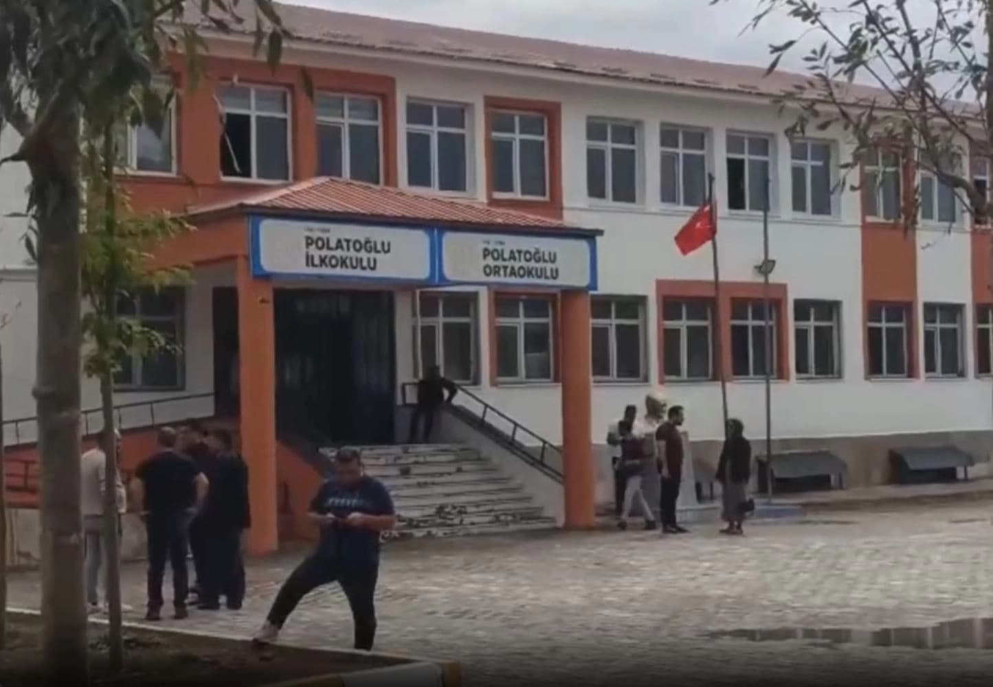 Van’da bir öğrenci okula pompalı tüfekle gitti
