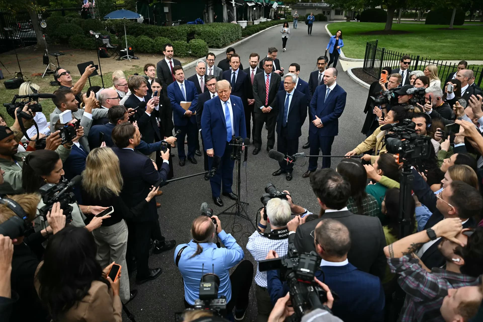 Trump ‘süper zeka’ teriminin kullanılmasına ilişkin kararnameyi imzaladı