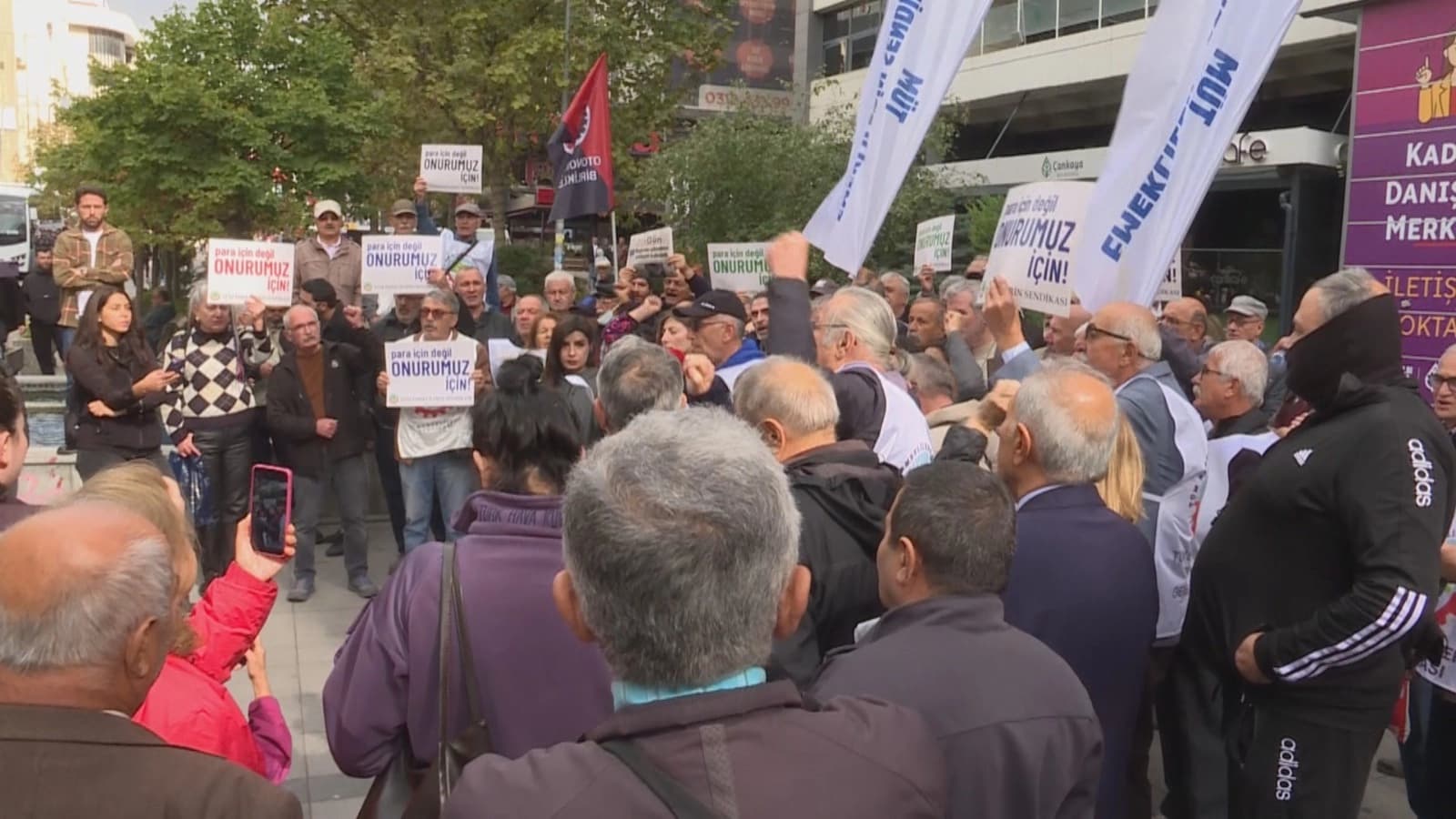 ENQERE - Malnişîn ji bo mûçeyan daketin kolanan