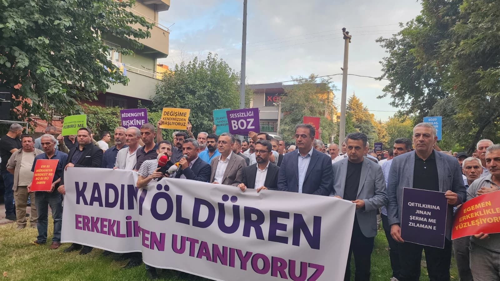DİYARBAKIR- Erkeklerden kadın cinayetlerine karşı yürüyüş