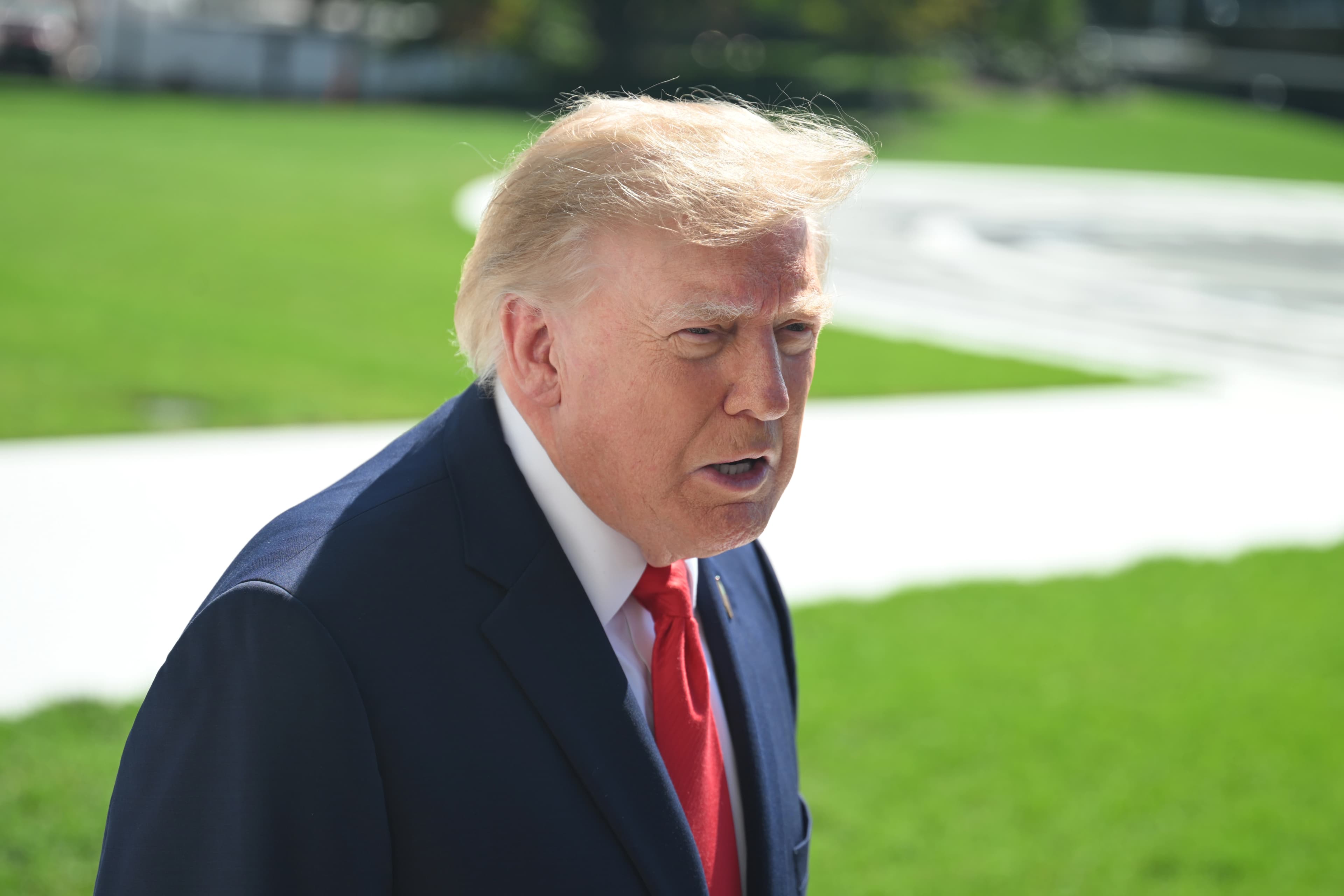 Trump’tan FlyDubai uçağındaki olaylara ilişkin tehdit: Arkasında İran varsa onları vuracağız