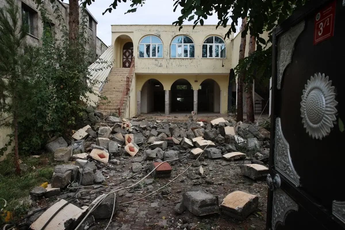 Diyarbakır’da fırtına caminin minaresini yıktı, çatılar uçtu