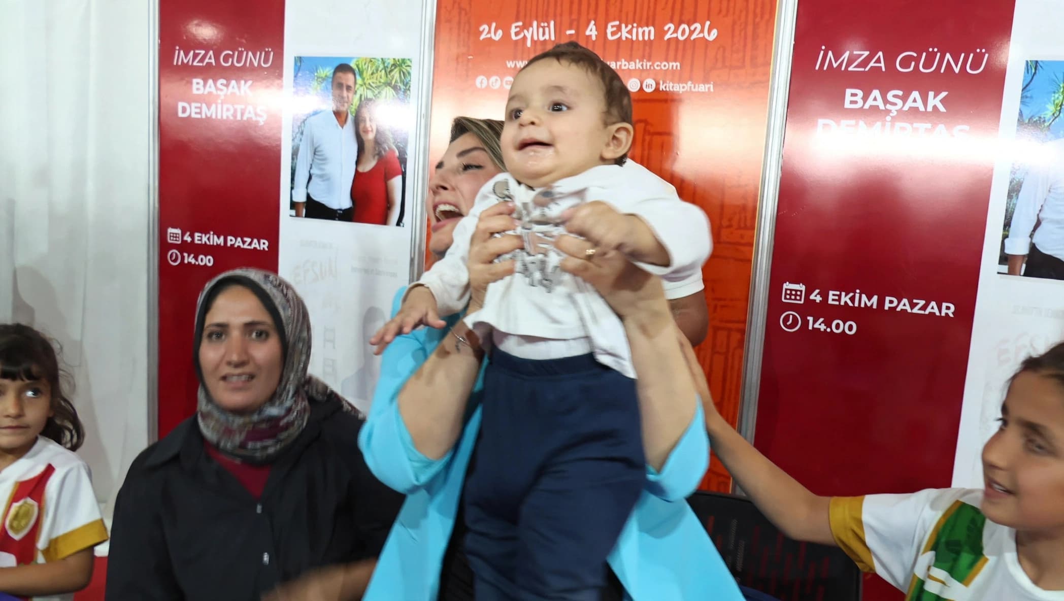 Başak Demirtaş, 8 aylık Selahattin Demirtaş'ı kucağına aldı: Bu sevgi bize büyük güç veriyor