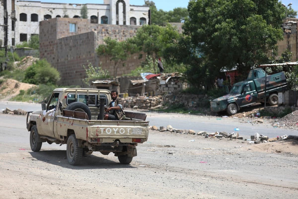 هێزەکانی حکومەتی یەمەن کە لەلایەن سعودیەوە پاڵپشتی دەکرێن لە تەعز. وێنە: AFP