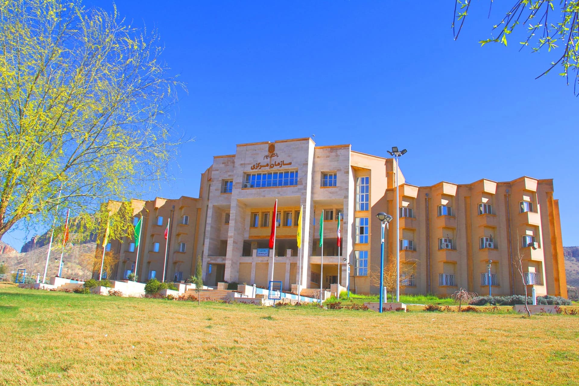 زانکۆی ئیلامی رۆژهەڵاتی کوردستان بەشی زمان و ئەدەبی کوردی دەکاتەوە