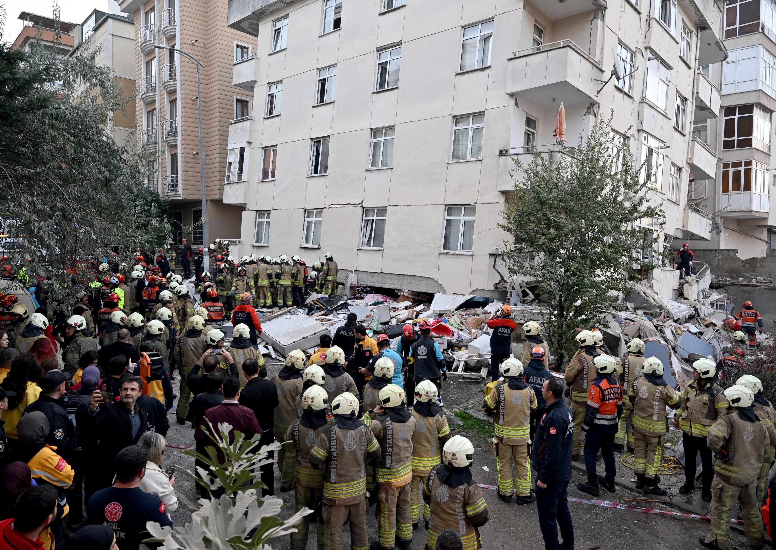İstanbul’da 7 katlı binanın 3 katı çöktü: 2 kadın kurtarıldı