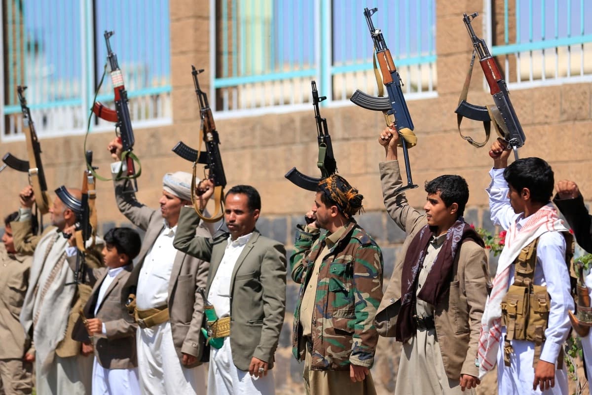 چەکدارانی حووسی، بەشداری لە گردبوونەوەیەکدا دەکەن بۆ ناونووسکردن و وەرگرتنی چەکداری زیاتر بۆ نێو ریزەکانیان، سەنعا، 7ـی تشرینی یەکەمی 2026. (وێنە: محەممەد حوەیس/ فرانس پرێس)