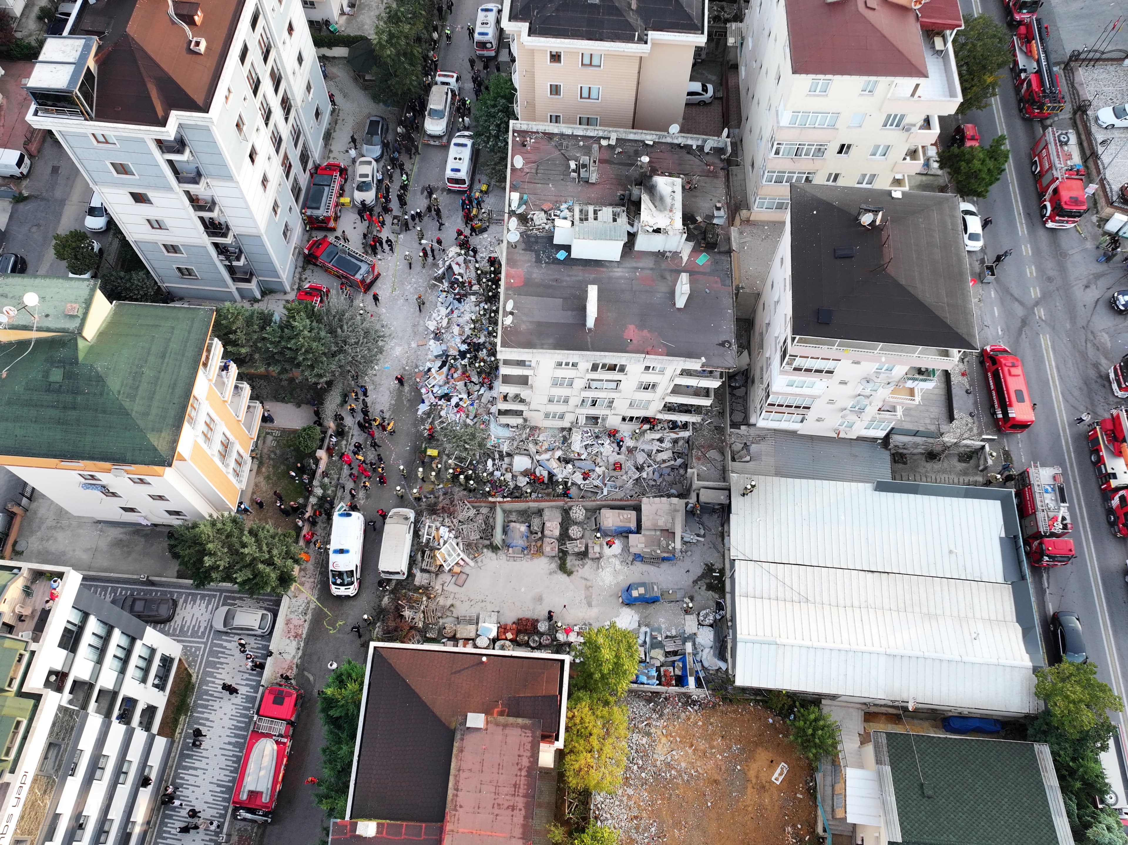 Maltepe’de çöken binadan kurtulan vatandaş: Çatır çatır sesler duyuluyordu