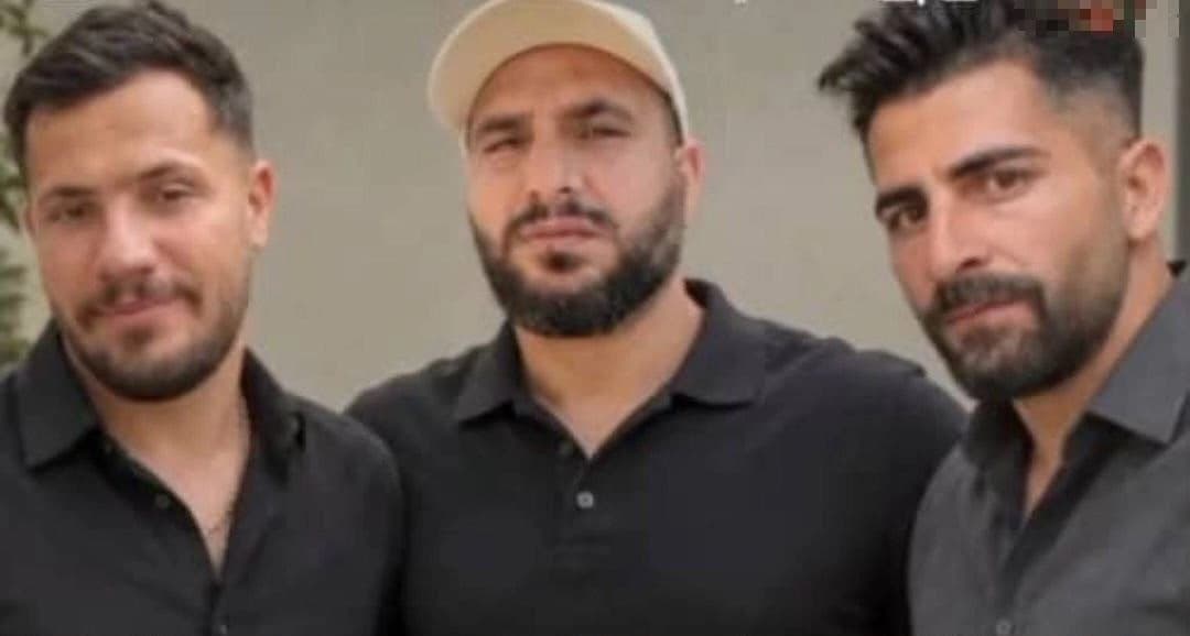 گەنجەکان (لە دەستە راست و دەستە چەپی وێنەکە) کە لەکاتی کارکردن لە بەرزاییەوە کەوتوونەتە خوارەوە و گیانیان لەدەستداوە