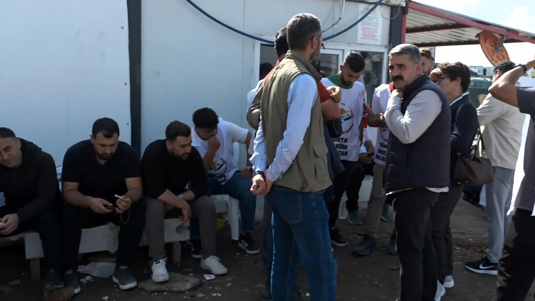 Diyarbakır Şehir Hastanesi inşaatında işten atılan 75 işçi haklarını talep ediyor