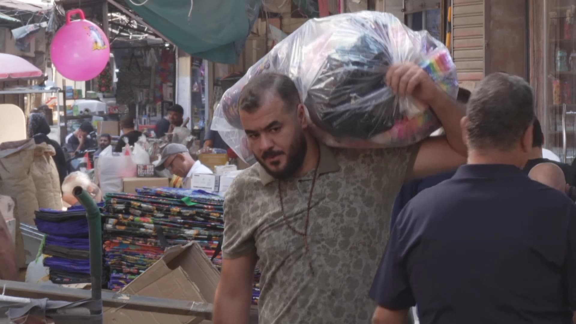 بەرزبوونەوەی نرخی دۆلار بازاڕەکانی بەغدای چۆڵکردووە؛ فرۆشیاران: "وابڕوات دایدەخەین"