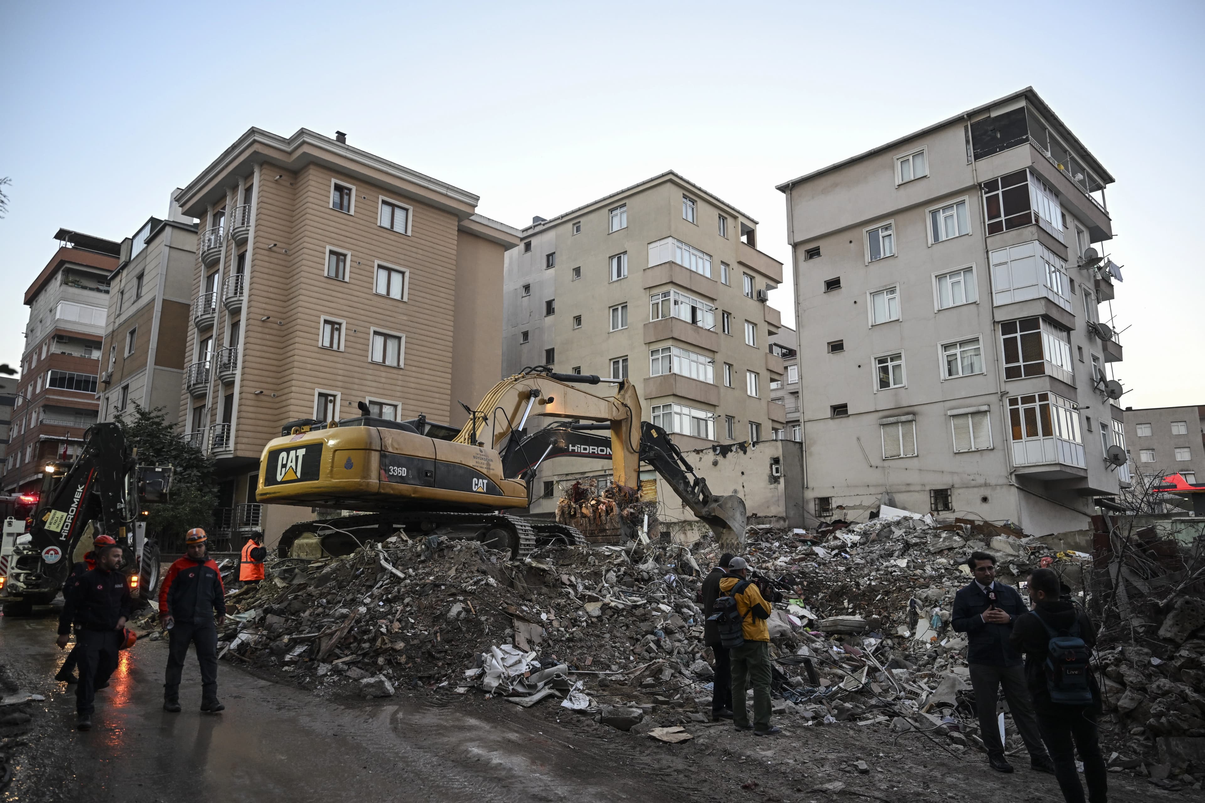 STENBOL - Rûxîna beşeke avahiyê 5 can bi xwe re birin