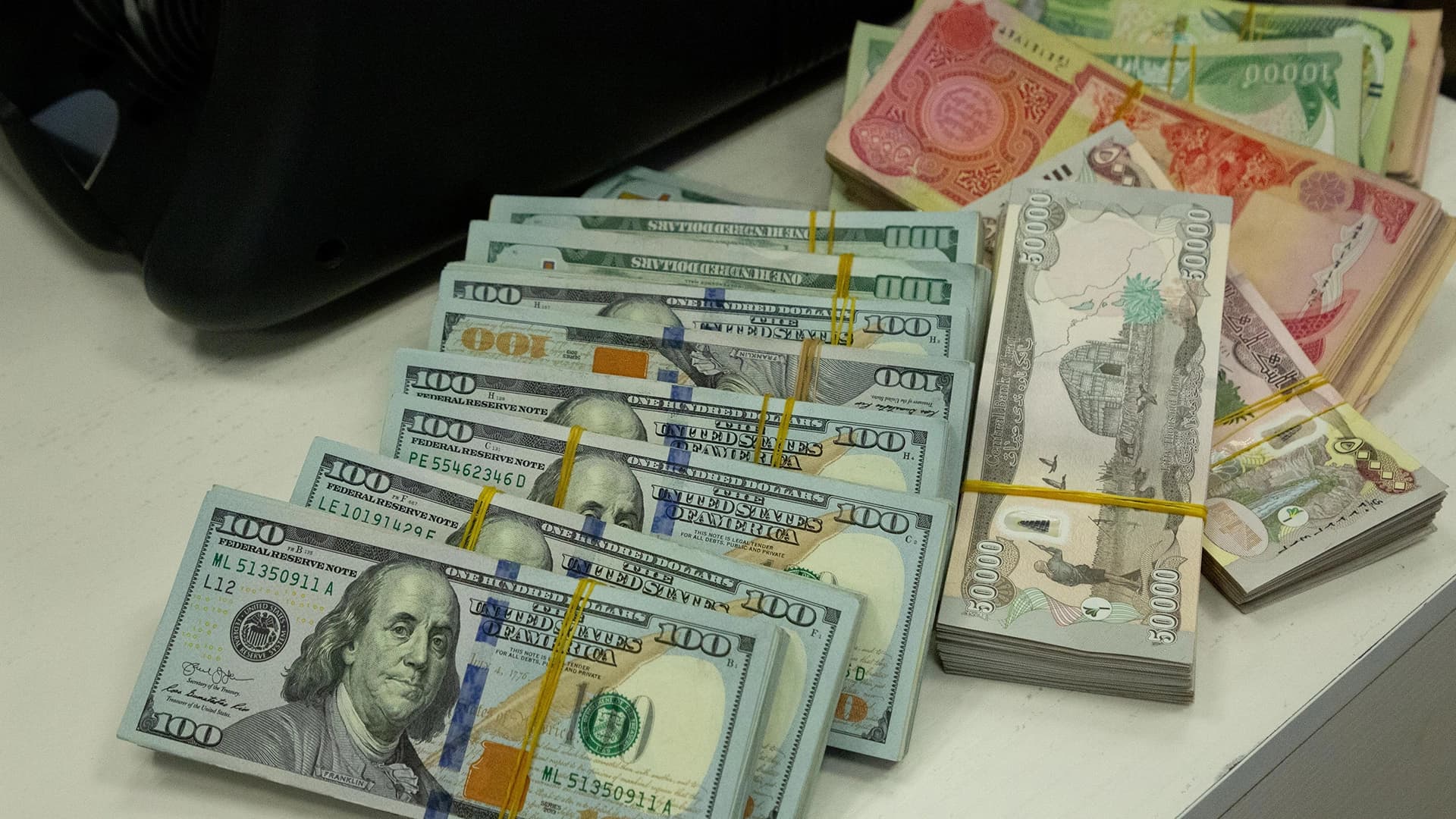 بەهای دینار دابەزی و هەر 100 دۆلار زیاتر لە هەزار دینار بەرزبووەوە