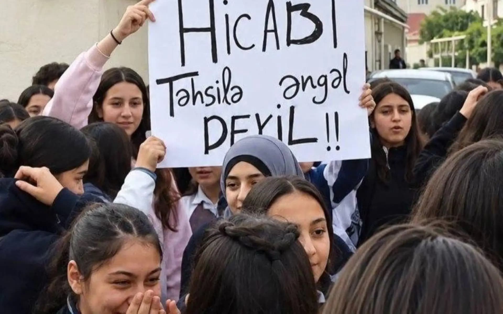 Azerbaycan’da başörtüsü yasağı tartışması: Öğrenciler dersleri boykot ediyor