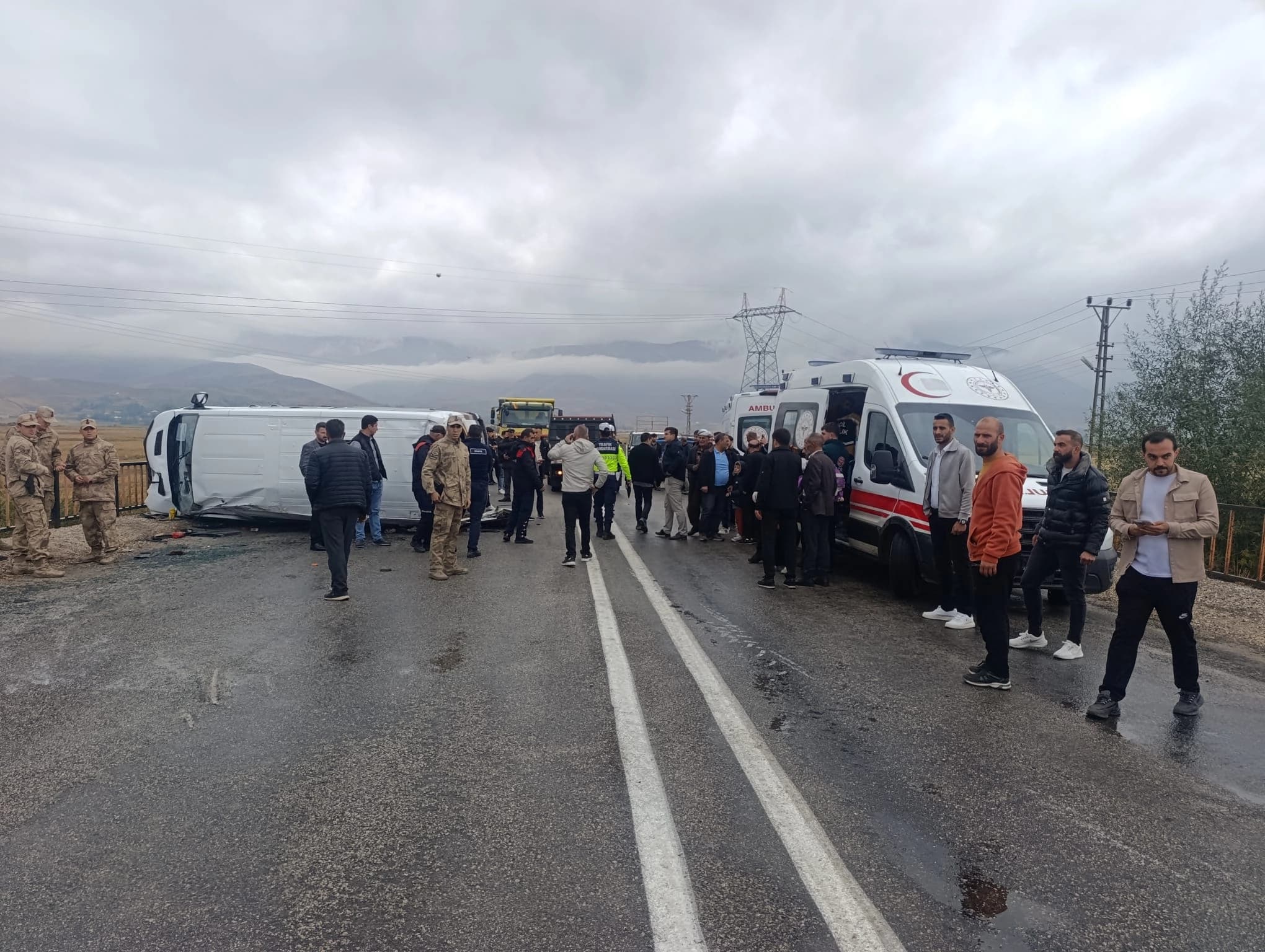 Hakkari’de öğrenci, Afyonkarahisar’da işçi servisi devrildi: 42 yaralı