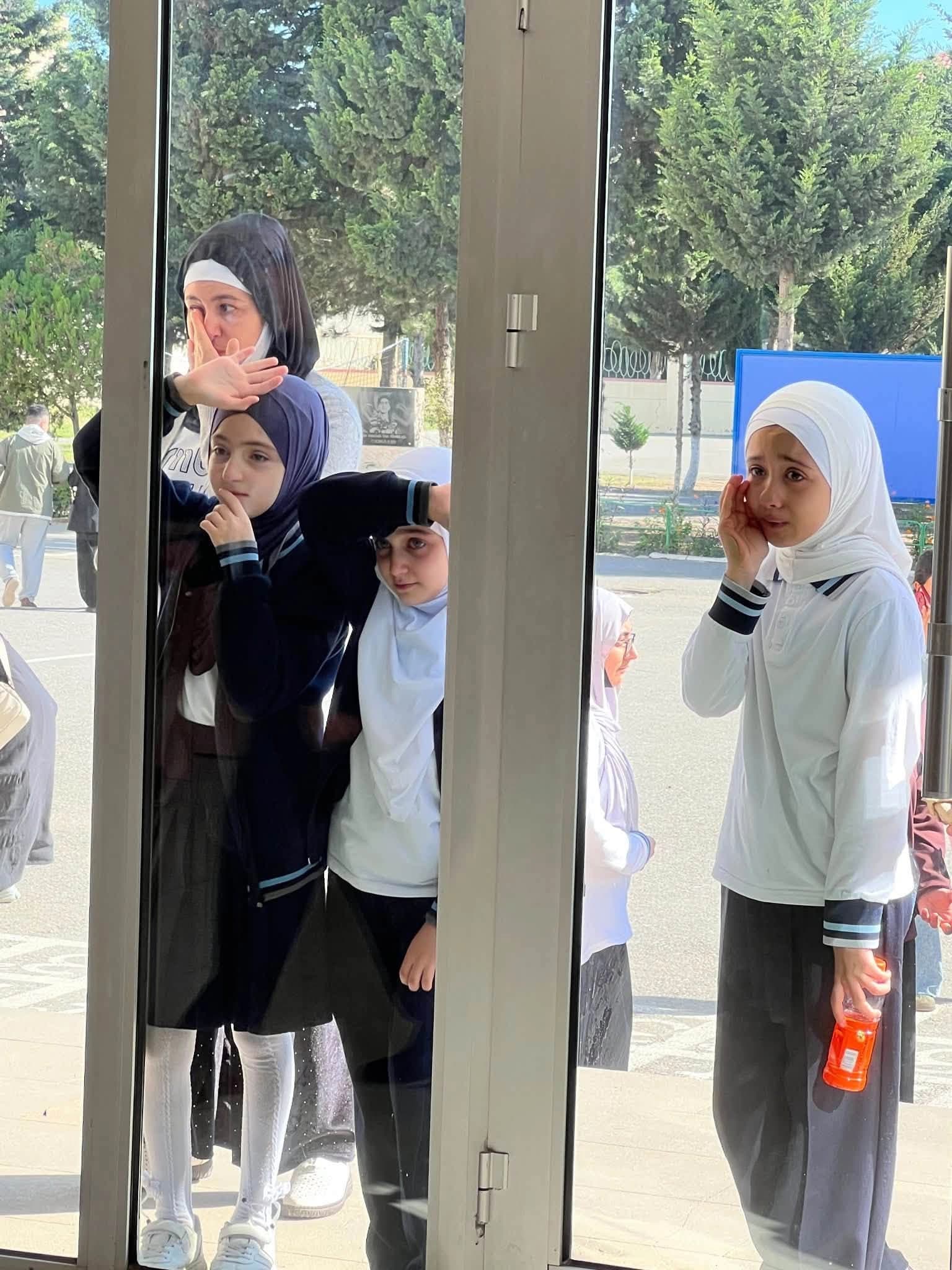 قەدەخەی باڵاپۆشی لە قوتابخانەکانی ئازەربایجان خۆپێشاندانی بەرفراوانی لێکەوتووەتەوە