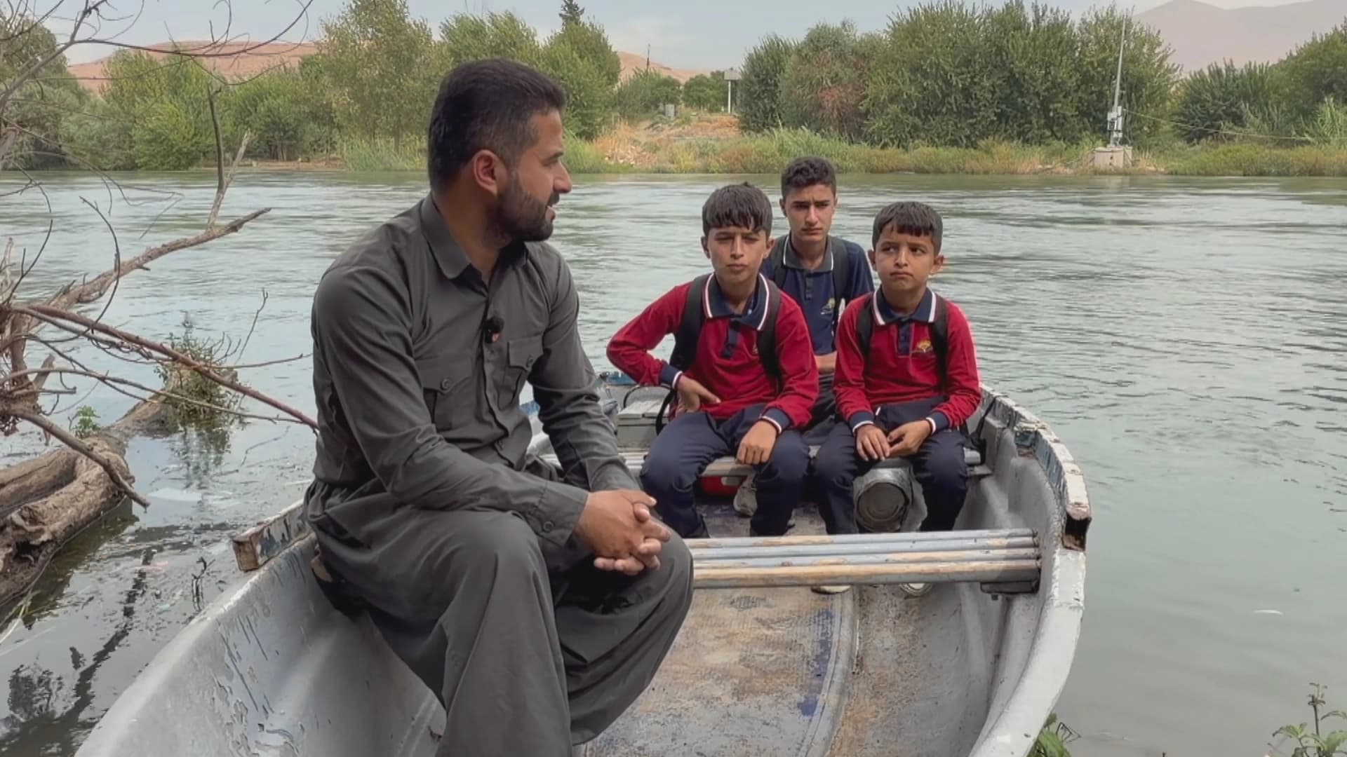 قوتابیانی گوندی بۆڵقامیش لە چەمچەماڵ بە بەلەم و کەڵەک دەچنە قوتابخانە
